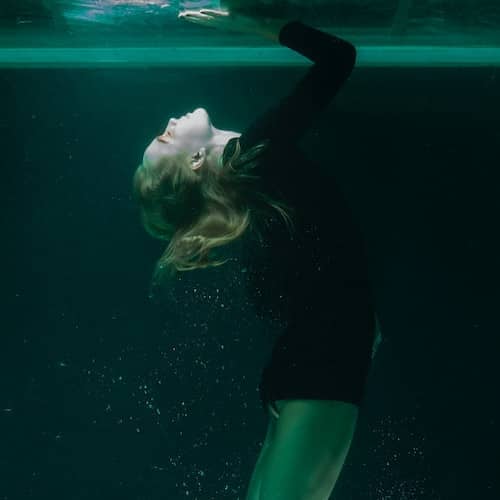 Photo d'une femme enfermée dans un aquarium
