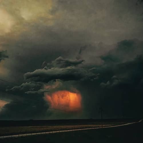 Photo d'un nuage sombre et rougeatre impressionnant