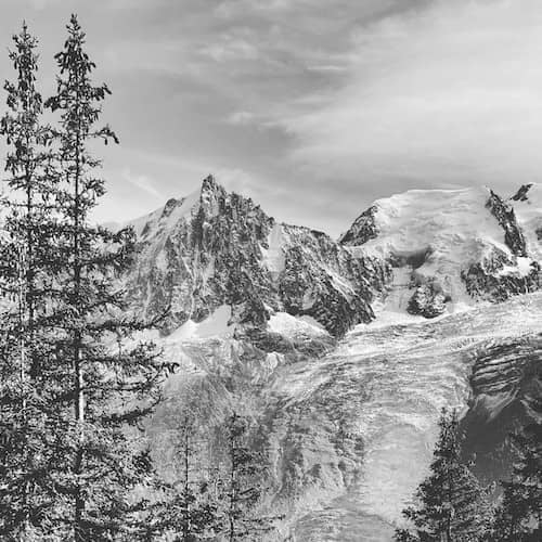 Photo de montagnes enneigées en noir et blanc