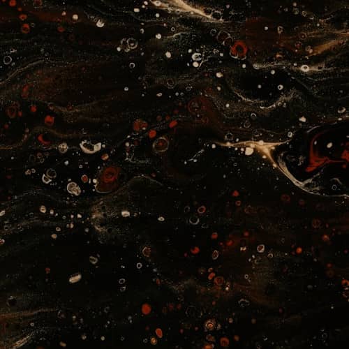 Photo de tâches de lumières blanches et rouges sur un fond noir pouvant former possiblement un visage