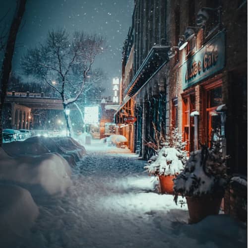 Photo d'une rue enneigé qui semble féérique