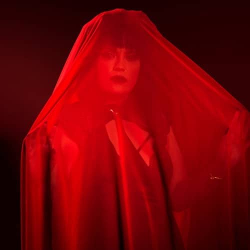 Visage voilé de rouge sur un fond rouge