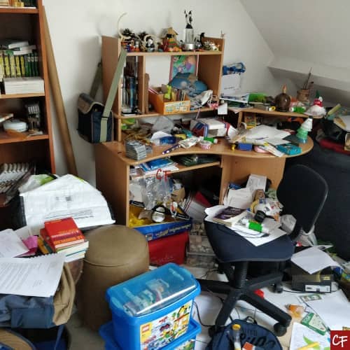 Photo d'une chambre en grand désordre