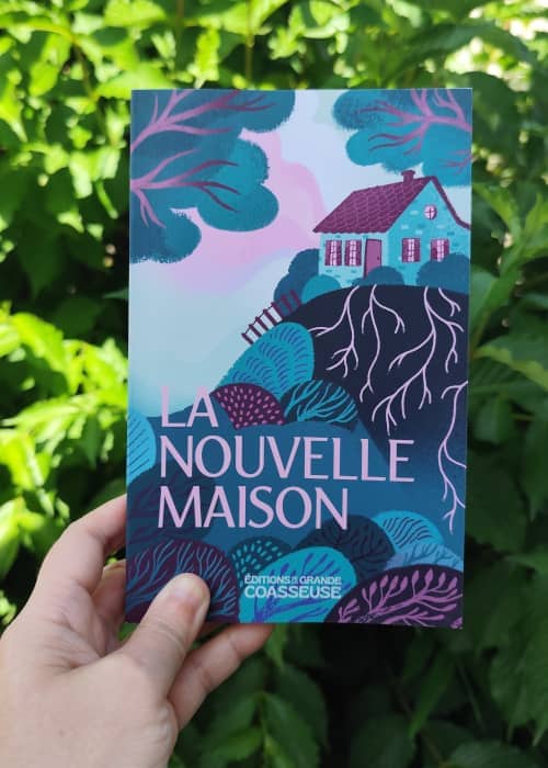 Couverture du recueil représentant une maison isolée sur fond de verdure, on aperçoit également des racines sous la maison.