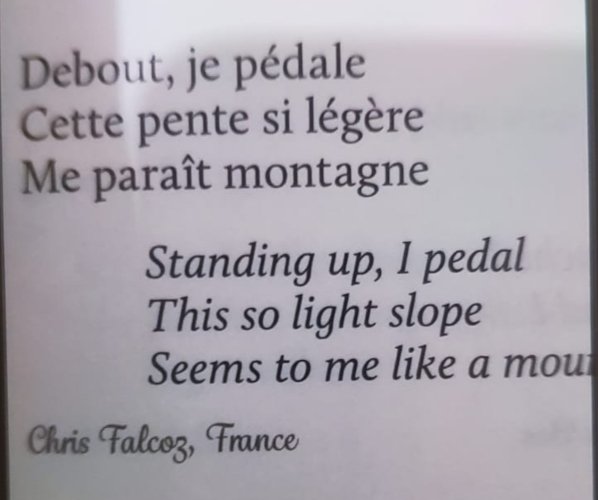 Extrait avec mon haïku et sa traduction : Debout, je pédale / Cette pente si légère / Me paraît montagne