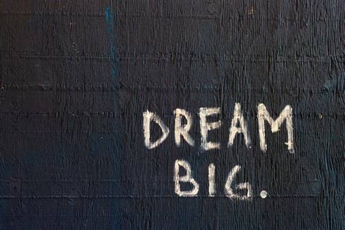 Photo d'un tag sur un mur disant simplement 'dream big'