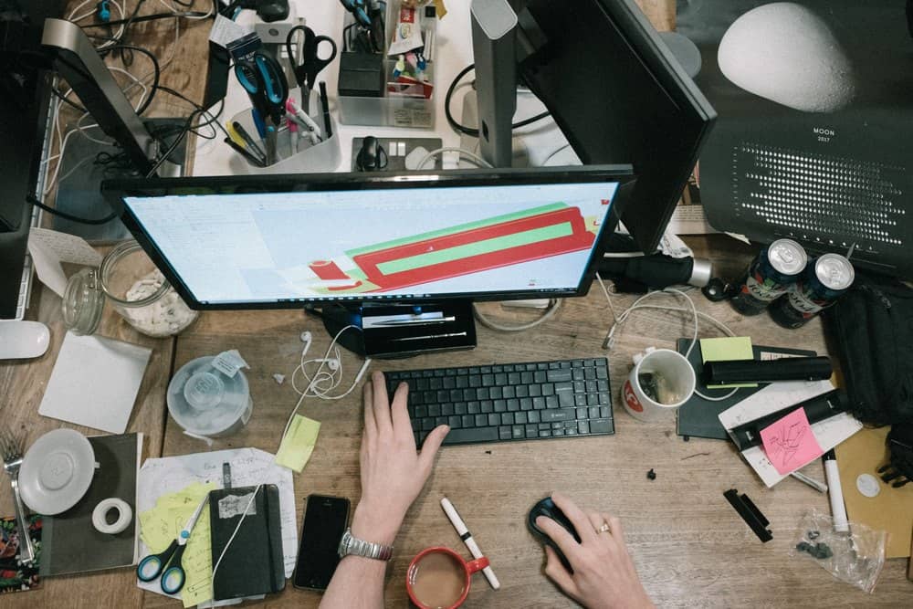 Photo d'un bureau encombré avec un ordinateur