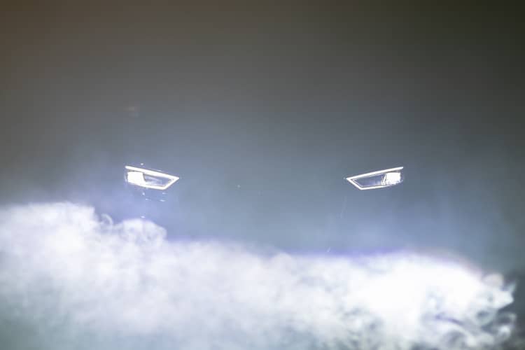 Photo des phares d'une voiture de nuit