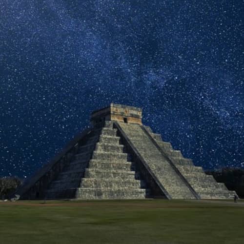 Photo d'un temple aztèque sous les étoiles