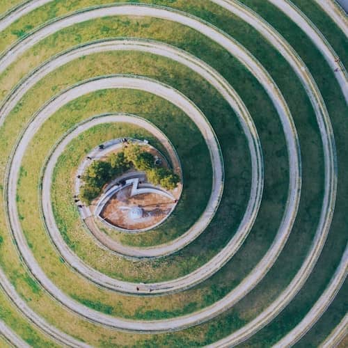 Photo d'un chemin en forme de spirale